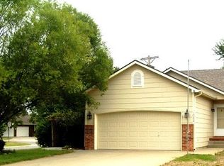 1022 N Cedar Point Cir, Rose Hill, KS 67133