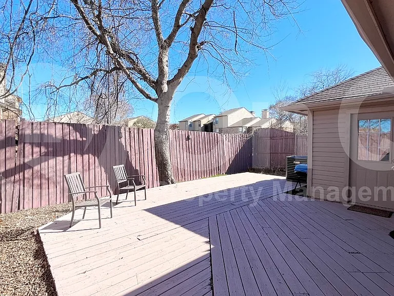 5400 Village Green Dr — Photo 29