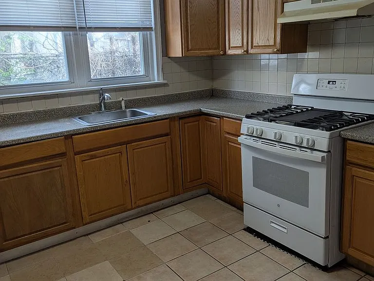 1629 W Juniata St — Photo 10