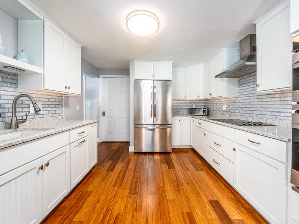 21 Rolling Green Lane, Mashpee, MA 02649