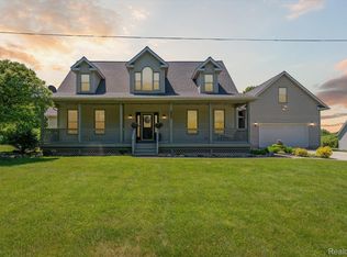 8955 Kearney Rd, Whitmore Lake, MI 48189