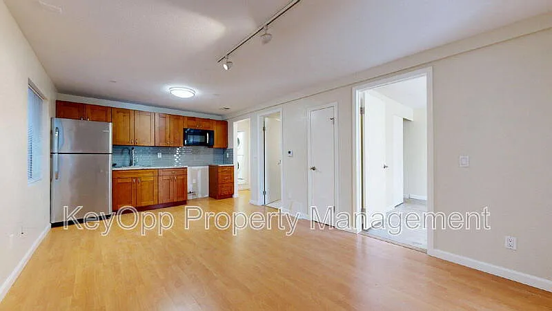 5 bed, 3.0 bath, 2296 sqft, $9,995 — Photo 3