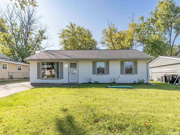 2241 Knollaire Dr, Washington, IL 61571