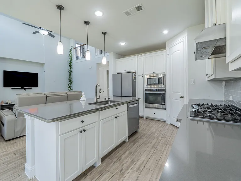 921 Bayberry Dr — Photo 17