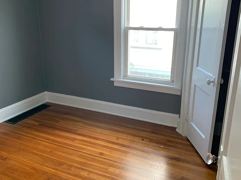 2074 Wyandotte Ave — Photo 9