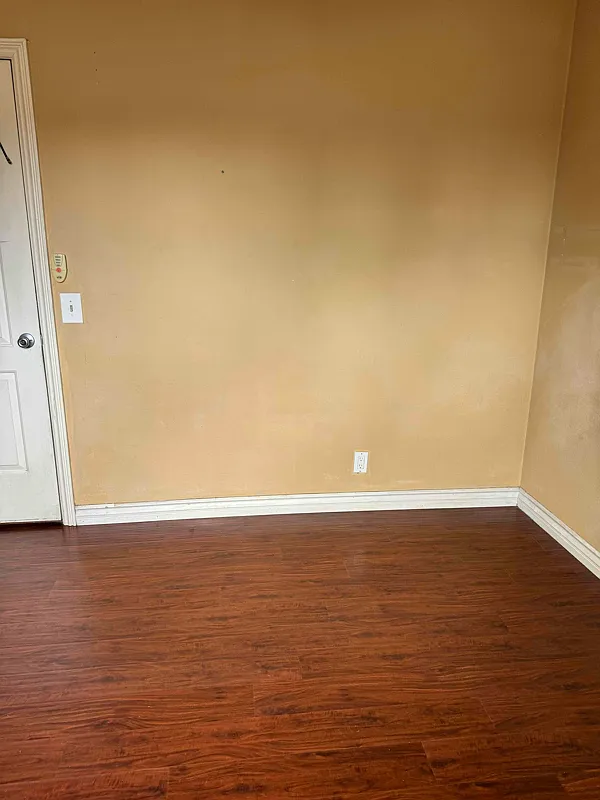 Great neighborhood. One person only, no pets, drama free. One bedroom , share bathroom. — Photo 4