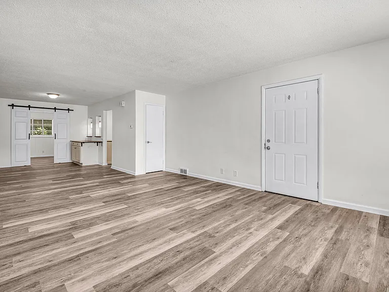 1787 Tanglewood Dr — Photo 4