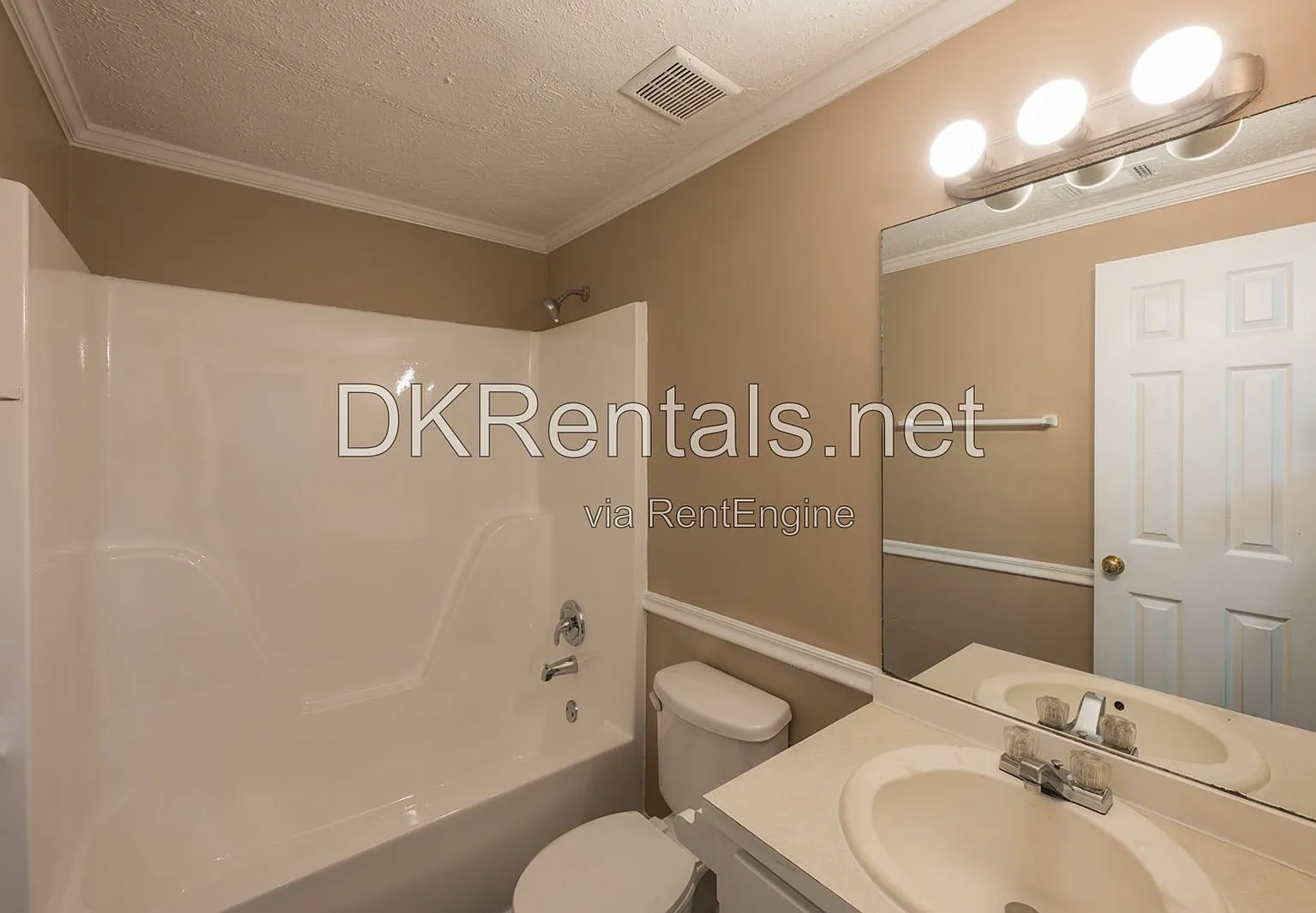 1 bed, 1.5 bath, $1,095 — Photo 3