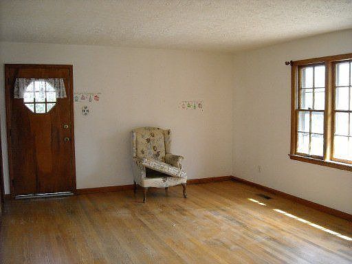 3rd image of 214 Cedar Hills Dr