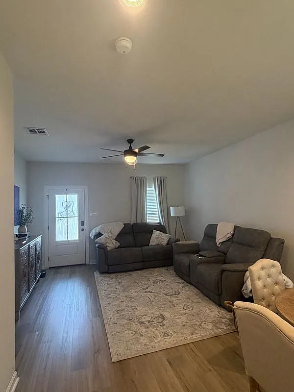 3 bed, 2.0 bath, 1356 sqft, $2,000 — Photo 3