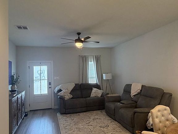 3rd image of 106 Lightbourne Dr