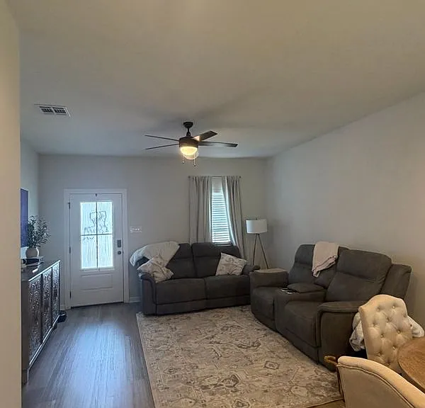 106 Lightbourne Dr — Photo 3