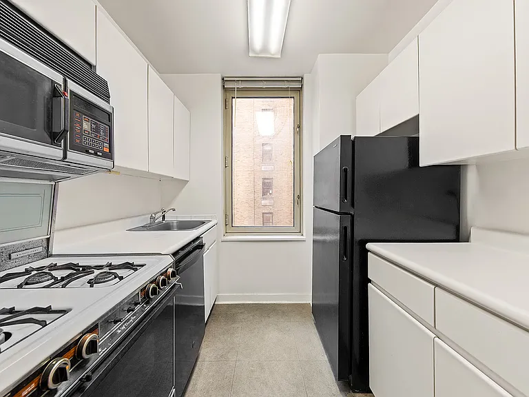 145 E 48th St #14B — Photo 8