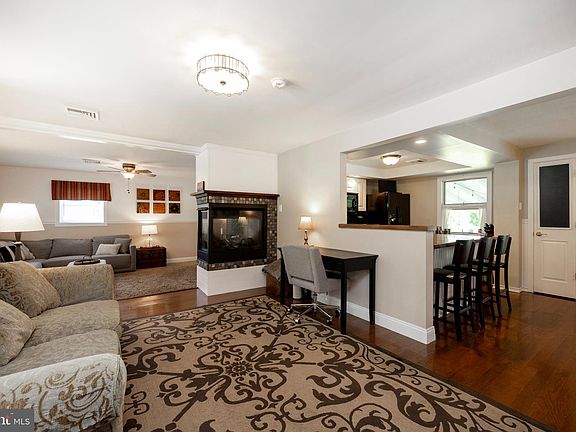 4th image of 95 Earl Dr