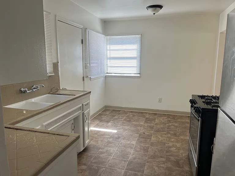 1095 S Magnolia Ave — Photo 5