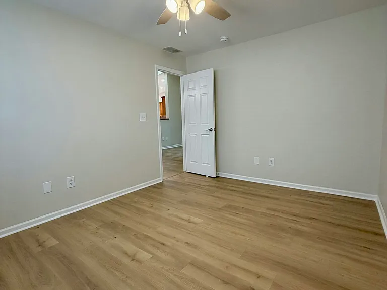 1727 Chestnut Dr — Photo 4