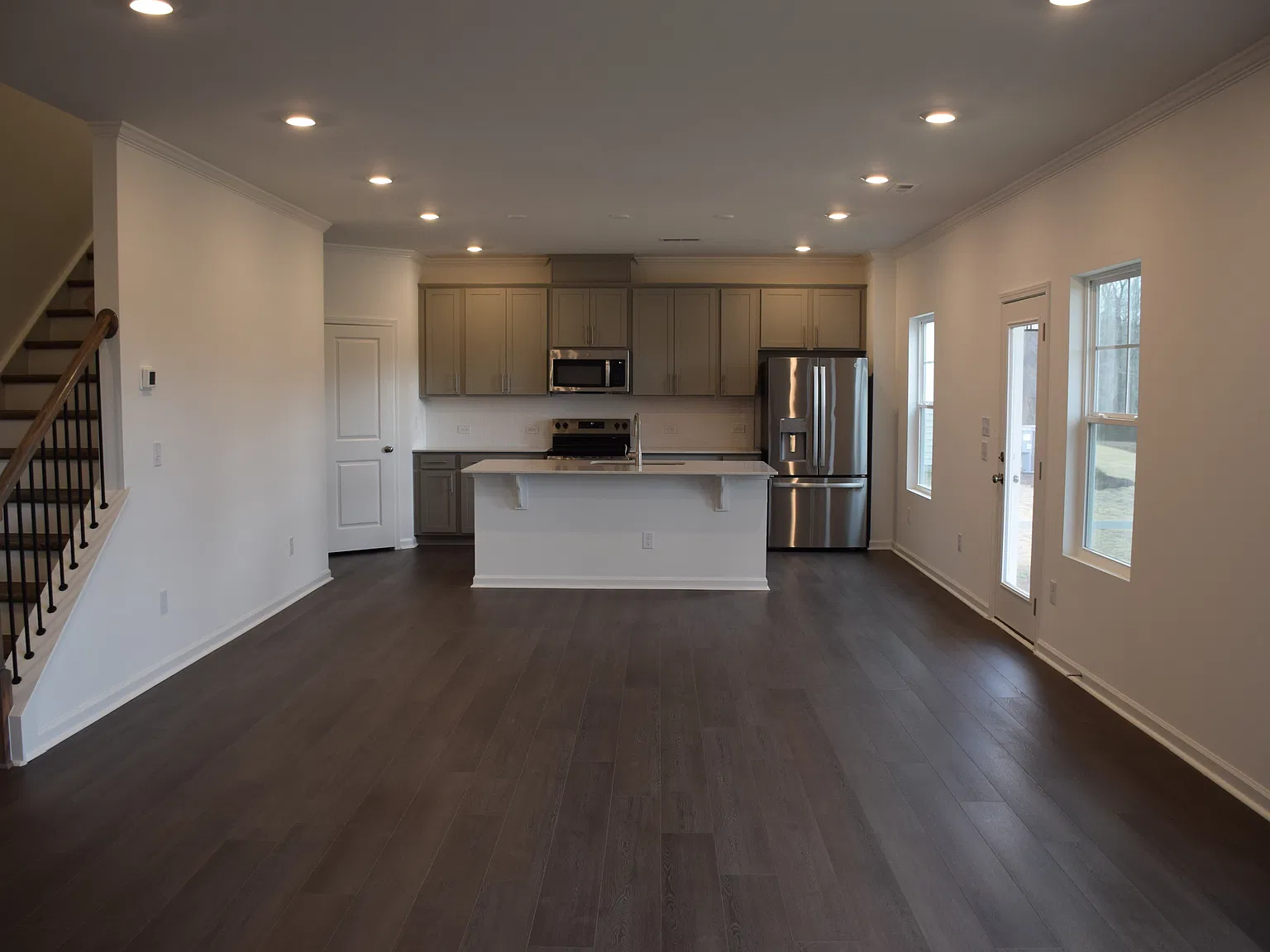 4 bed, 2435 sqft, $2,100 — Photo 4