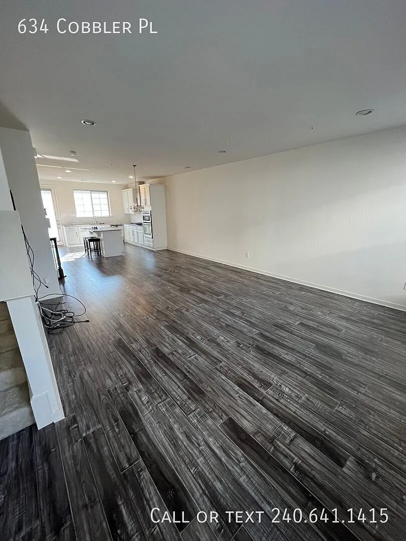 Gorgeous 4 BR/ 3.5 BA Townhome in Summit Hall Reserve! — Photo 2