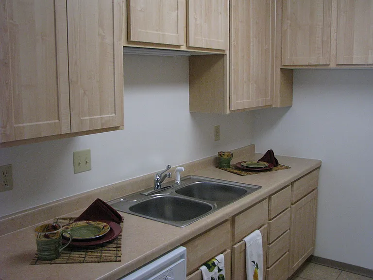 Lakeside Manor Apartments — Photo 10