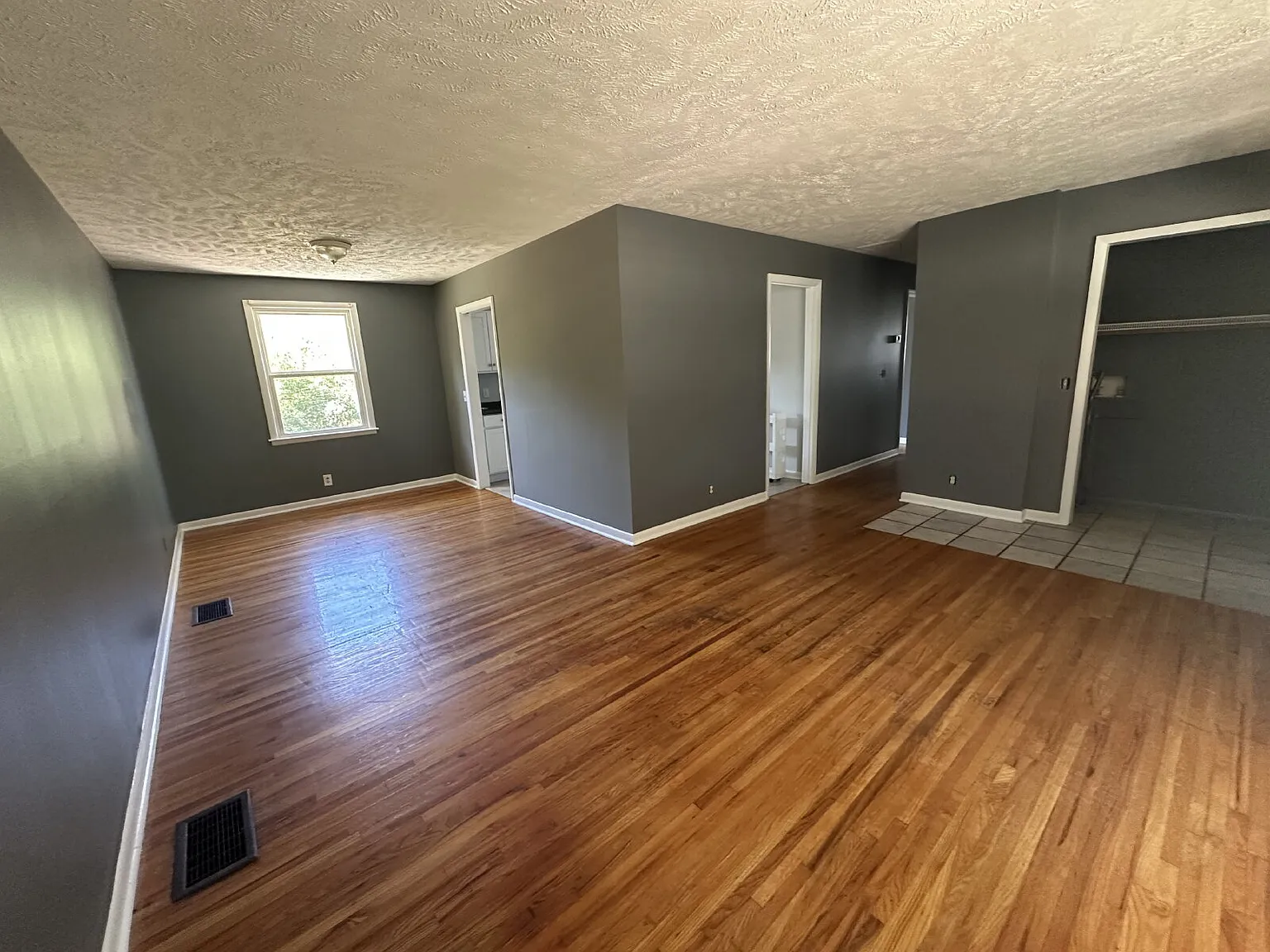 3 bed, 1.0 bath, 1350 sqft, $1,295 — Photo 2