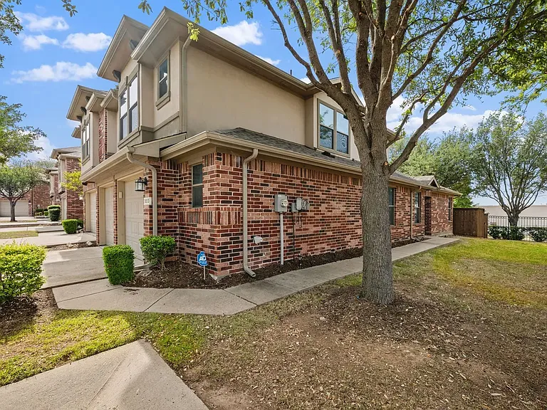 1013 Lucy Ln — Photo 3