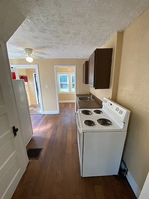 216-218 West Parkwood Drive - 216 — Photo 4