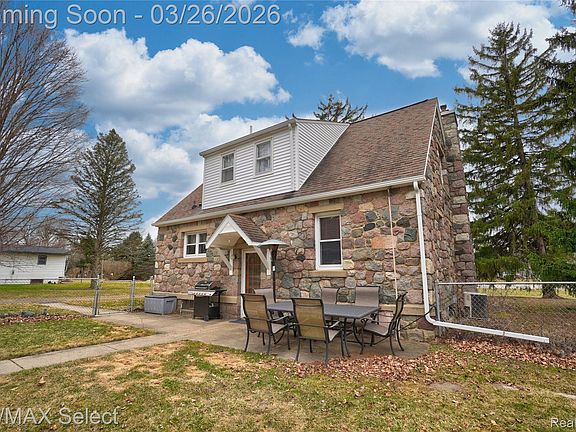 5th image of 3360 N Elms Rd