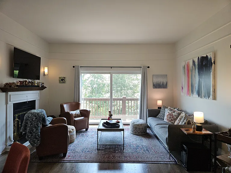 Living Room with fireplace