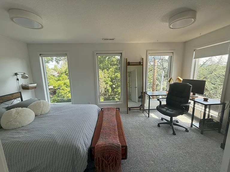 1612 SE Claybourne St — Photo 2