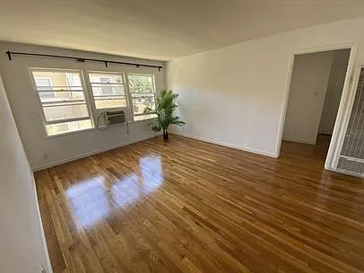 Silverlake Garden Apartments — Photo 3