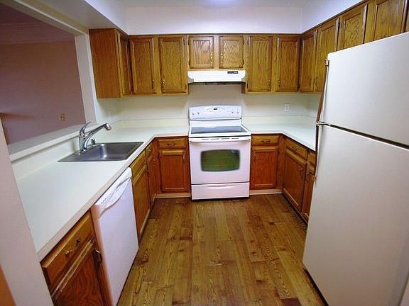 3rd image of 302 Locust St SE Suite 9