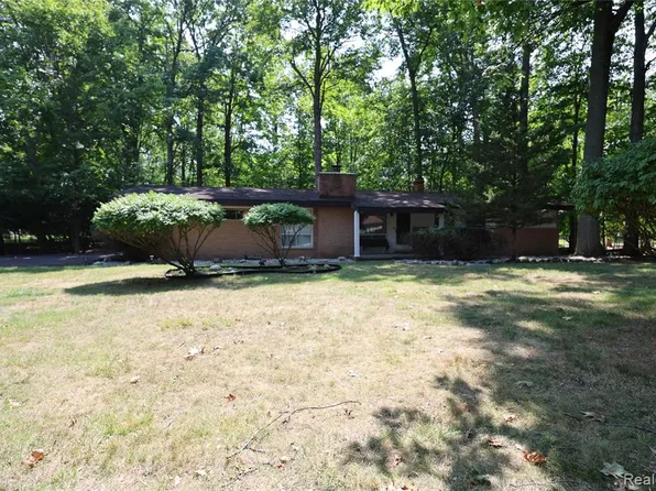 23695 Oak Glen Dr, Southfield, MI 48033