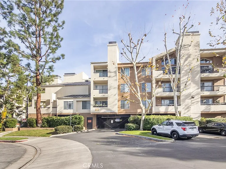5500 Owensmouth Ave #216 — Photo 1