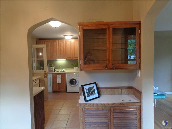 Dining room facing into kitchen