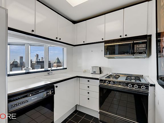 4th image of 150 W 56th St APT 6405