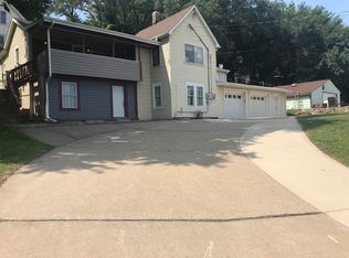911 High Bluff St, Dubuque, IA 52001