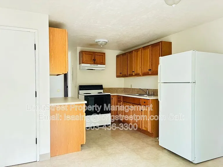 933A NW Sequoia Ave — Photo 8