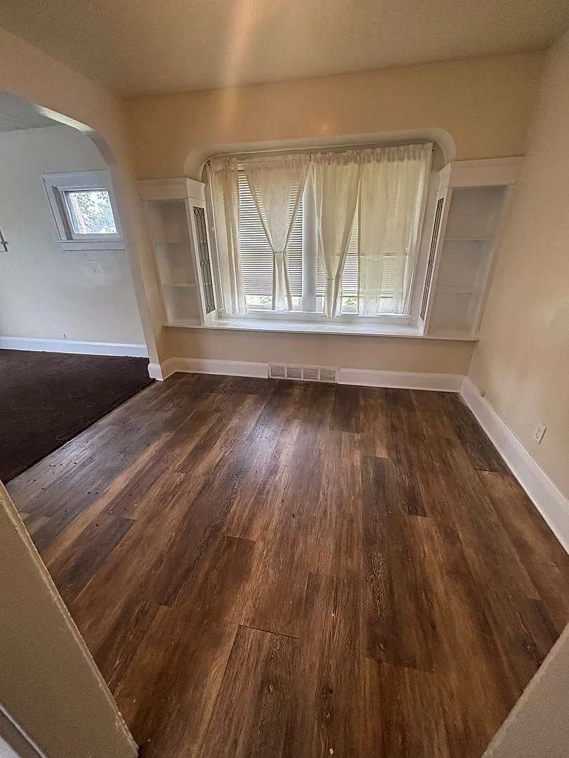3bd Single Cash Pay/Section 8 — Photo 3