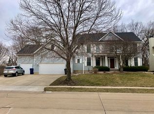 4511 Thornwood Dr, Bettendorf, IA 52722
