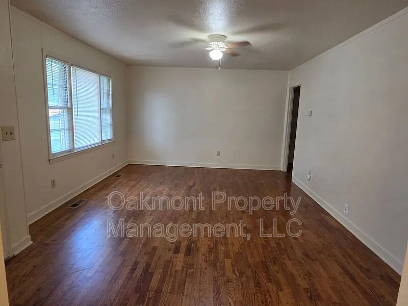 3 bed, 1.0 bath, 1175 sqft, $1,295 — Photo 4