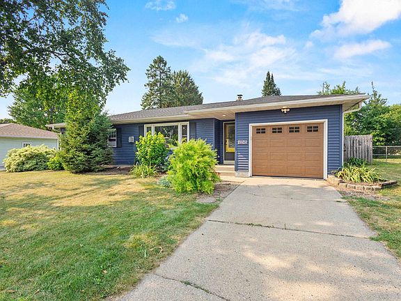 2nd image of 4210 Sunnyside Cres