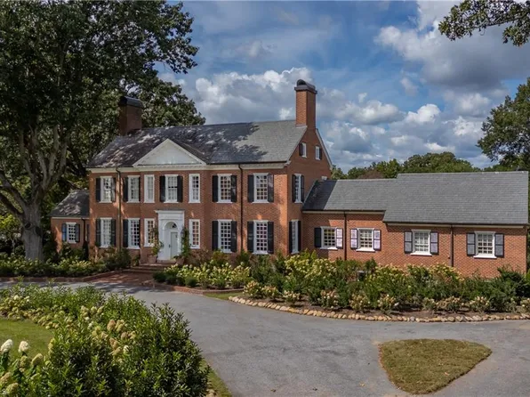 923 Country Club Dr, High Point, NC 27262