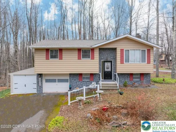3118 Ogontz Dr, Pocono Lake, PA 18347