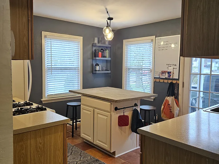 892 W 9th Ave — Photo 3
