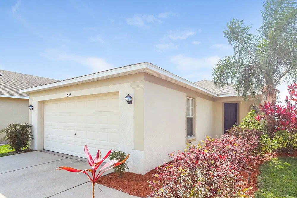 3 bed, 2.0 bath, 1276 sqft, $2,000 — Photo 1