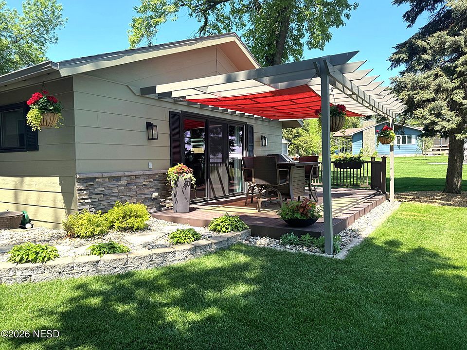 1st image of 596 N Lake Dr