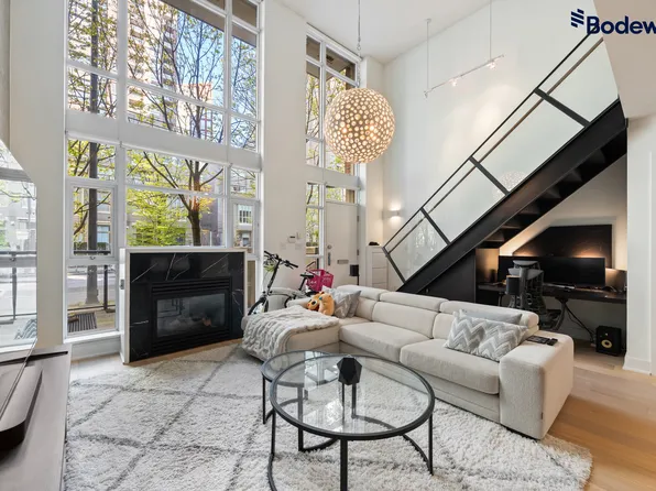 978 Richards St N, Vancouver, BC V6B 3C1