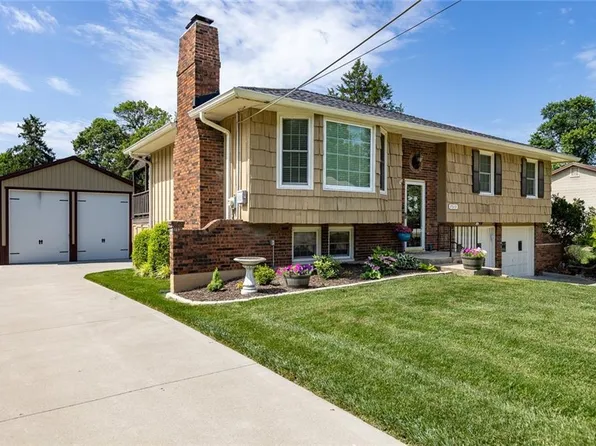 7513 High Dr, Pleasant Valley, MO 64068