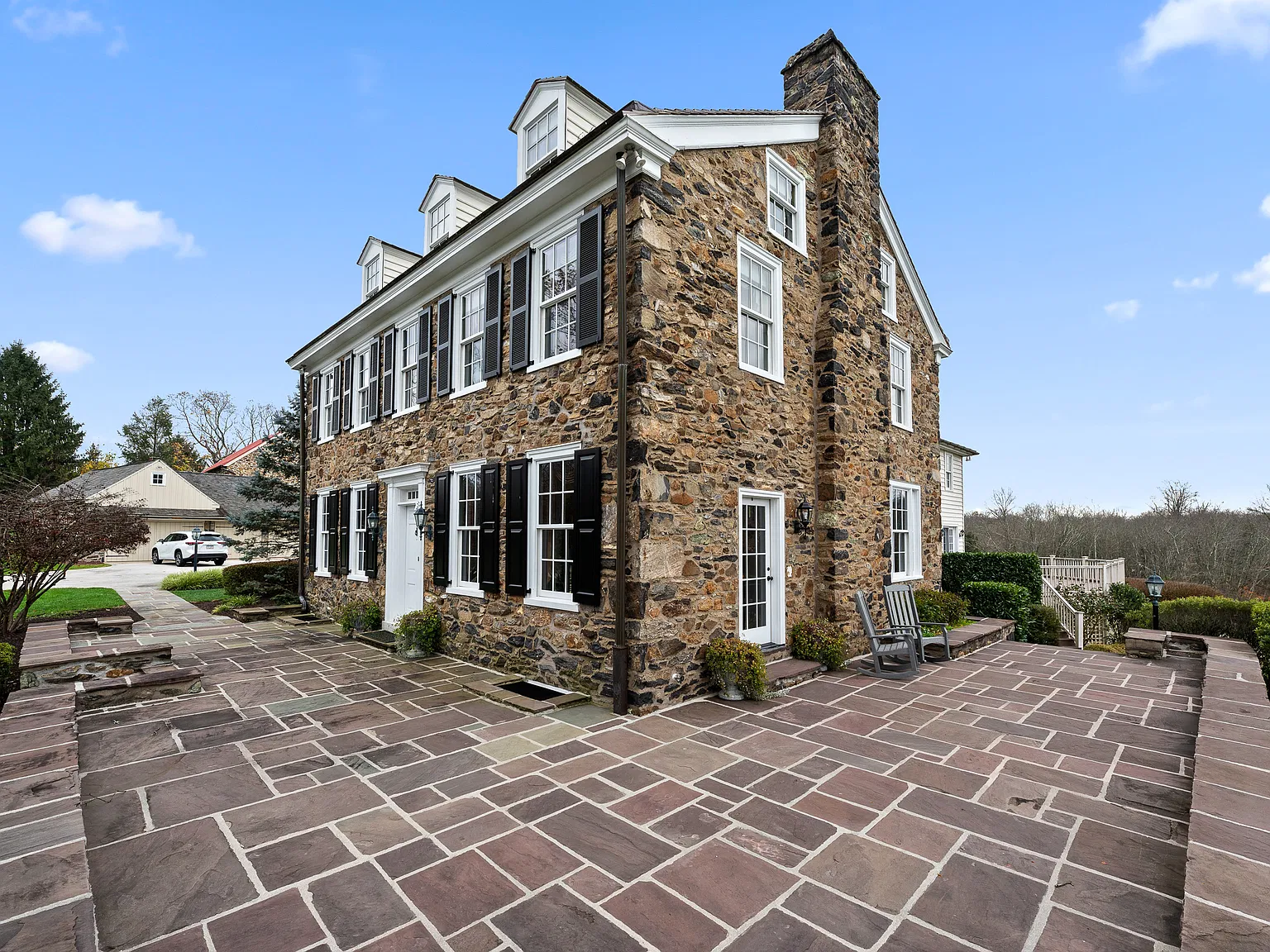 6 bed, 5.5 bath, 5321 sqft, $8,200 — Photo 2