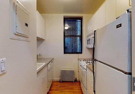 4th image of 303 E 76th St APT 4